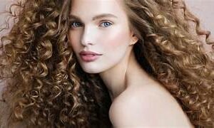 Elaboración de propuestas de cambios de estilo del cabello en cuanto a la forma, el color o el peinado para cambios de imagen